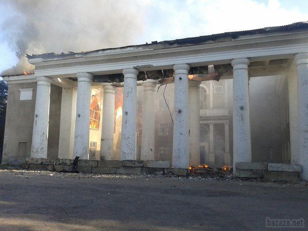Дебальцеве після обстрілу. 26 липня (фото). У мережі з'явилися фотографії нових руйнувань в Дебальцеве. В результаті обстрілу згоріла автозаправна станція «Паралель», яка знаходиться в межах міста.