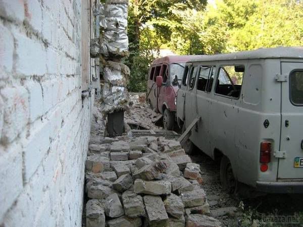 Луганськ зруйнований. Частина 7. Фото і відео (регулярно оновлюється). Ніч з 26 на 27 липня в Луганську пройшла тихо. Всі комунікації в порядку: є електрика, вода. Працює мобільний зв'язок. Близько 6 ранку з східних кварталів лунали залпи, імовірно «Град». 