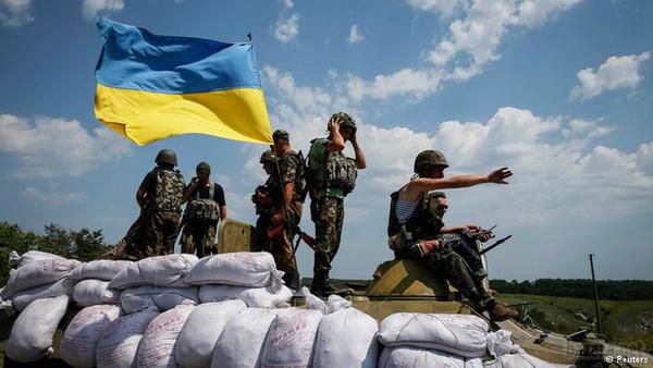 Українська армія розбила величезну колону бронетехніки бойовиків біля Тореза. Вранці через Ровеньки пройшла колона з 18 БМП і БТРів, яка пішла на Савур-Могилу і Шахтарськ.