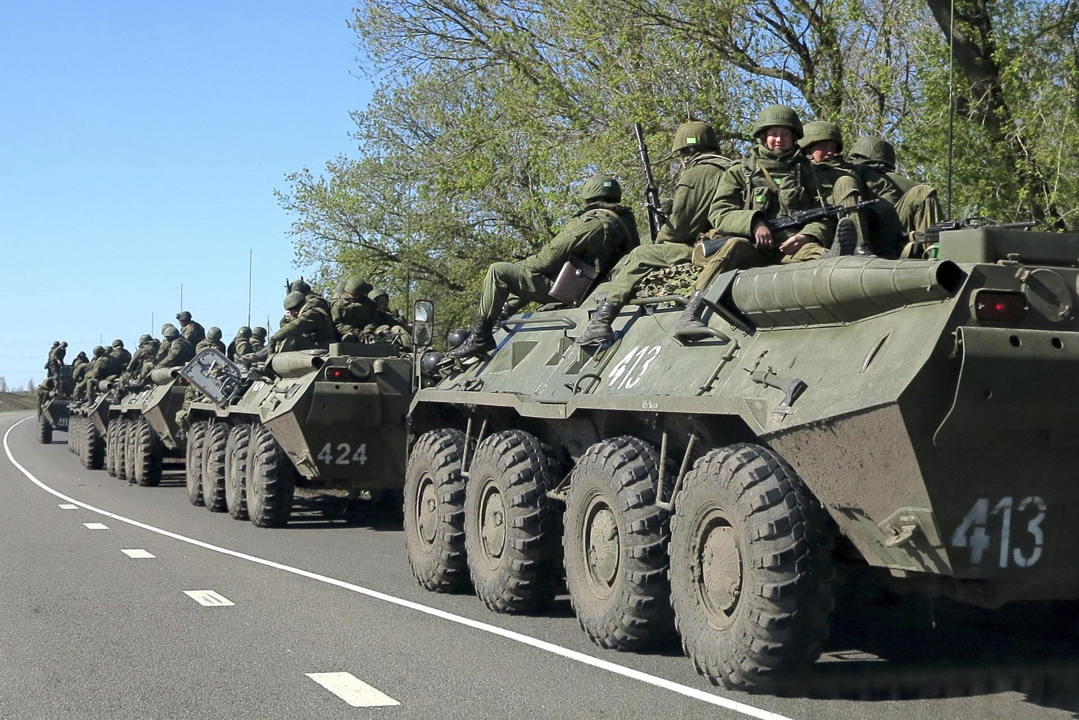 Збройні сили РФ продовжують передислокацію поблизу кордону з Україною. Триває передислокація підрозділів Збройних сил Російської федерації поблизу російсько-українського кордону, передає прес-служба РНБО.