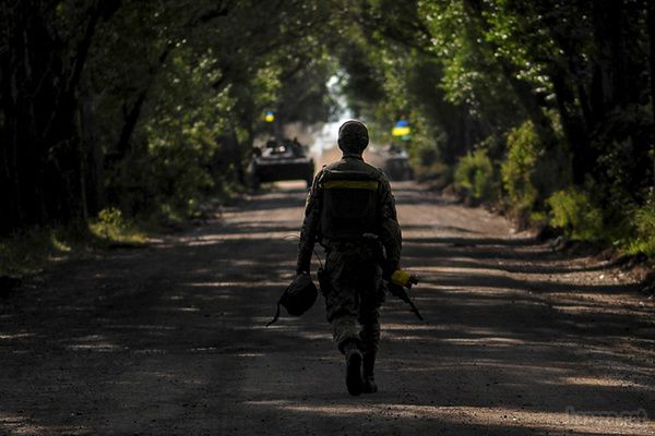 Герої або дезертири?. Історія з полоном, чи то зі зрадою чотирьох десятків бійців, які стали заручниками жорстоких боїв під Луганськом, стає ще більш загадковою.