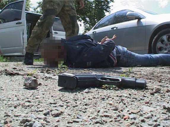 У Києві затримано групу торговців зброєю. У злочинців вилучили 271 одиницю вогнепальної зброї