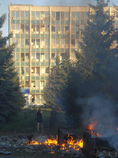 Бої під Красним Лучем. Авіаудар, прийнятий за збитий літак (фото). Близько 5 ранку був завданий удар по блокпосту на виїзді з міста Красний Луч, на перетині Ростовської та Донецької трас. Над містом кружляли два літаки. За словами очевидців було випущено 5 ракет. Після - теплові пастки.