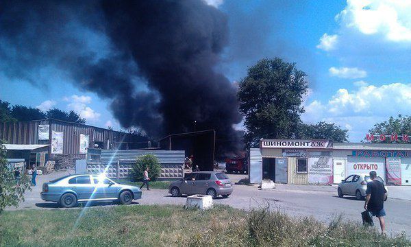 У Донецьку горить склад вторинної сировини. Станом на 13:00 мешканці Донецька повідомляють про те, що віддалено чутні вибухи, що дає підстави вважати про ведення бойових дій за межами Донецька. Про це повідомляє прес-служба Донецької міської ради.