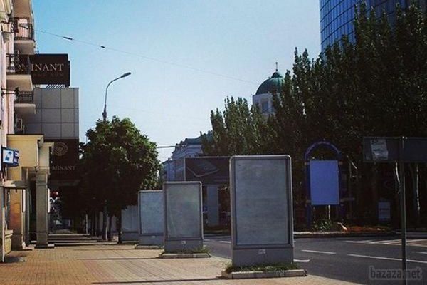 Терористи ДНР запровадили облогове положення. У Донецької області запровадили "облогове становище", тепер жителям Донецька не можна пересуватися по місту з 23 години вечора до 5 ранку. Крім того, тепер у донеччан можуть "мобілізувати" автотранспорт, продовольство, медобладнання, будівельні та пально-мастильні матеріали.