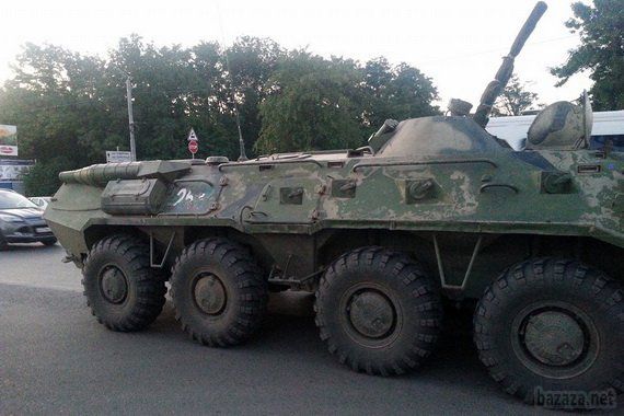 Жителі Ростова заблокували рух двох БТРів. Увечері 29 липня в Ростові-на-Дону стався інцидент за участю двох одиниць бронетехніки.