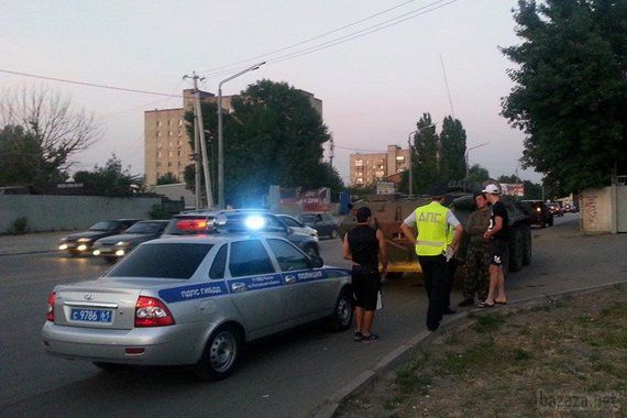 Жителі Ростова заблокували рух двох БТРів. Увечері 29 липня в Ростові-на-Дону стався інцидент за участю двох одиниць бронетехніки.