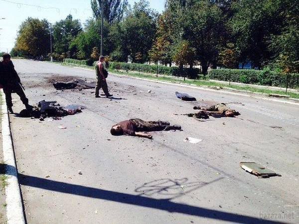 У Шахтарську бійці сил АТО потрапили під обстріл (фото). На жаль, ця інформація підтвердилася фото терористів з місця трагедії українських військових.