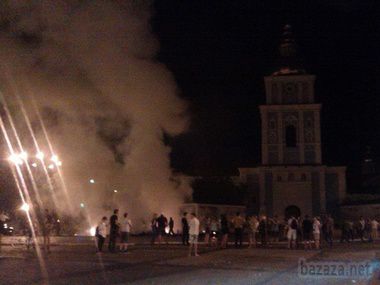 На Михайлівській площі у Києві горіли намети. Очевидці повідомляють, що намети на Михайлівській площі підпалили троє невідомих.