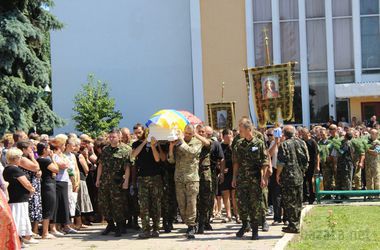 У Тернопільській області поховали 23-річного бійця батальйону "Айдар". У місті Заліщики Тернопільської області поховали ще одного учасника АТО - бійця батальйону «Айдар».
