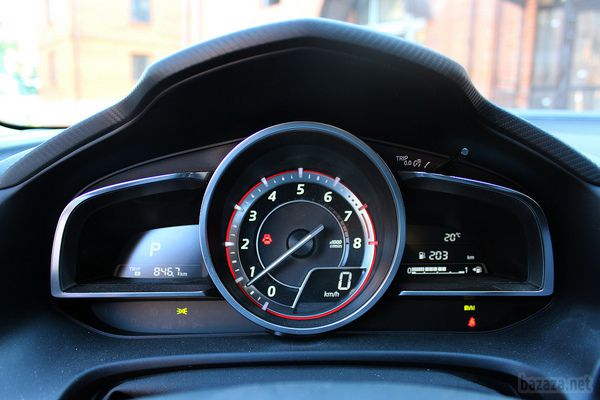 Нова проекція. Тест-драйв Mazda3. Mazda3 в третьому поколінні приїхала підкорювати український ринок всього півроку тому і позиціонується як компроміс між динамікою, комфортом і доступною ціною. Редакція взяла Mazda3 2013 модельного року на тривалий тест, щоб переконатися, чи виправдовує «трійка» покладені на неї очікування.