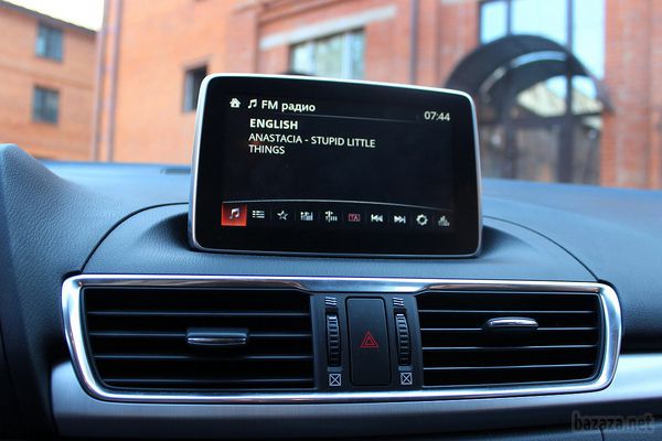 Нова проекція. Тест-драйв Mazda3. Mazda3 в третьому поколінні приїхала підкорювати український ринок всього півроку тому і позиціонується як компроміс між динамікою, комфортом і доступною ціною. Редакція взяла Mazda3 2013 модельного року на тривалий тест, щоб переконатися, чи виправдовує «трійка» покладені на неї очікування.