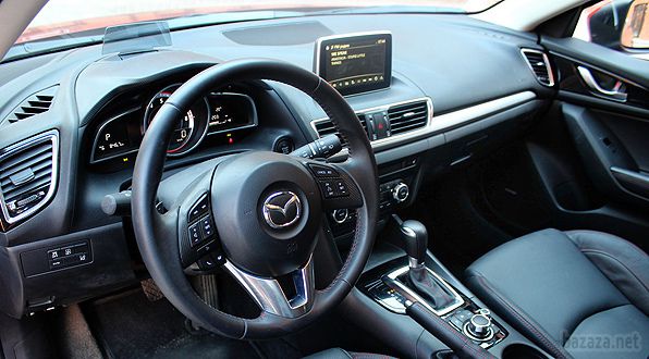 Нова проекція. Тест-драйв Mazda3. Mazda3 в третьому поколінні приїхала підкорювати український ринок всього півроку тому і позиціонується як компроміс між динамікою, комфортом і доступною ціною. Редакція взяла Mazda3 2013 модельного року на тривалий тест, щоб переконатися, чи виправдовує «трійка» покладені на неї очікування.