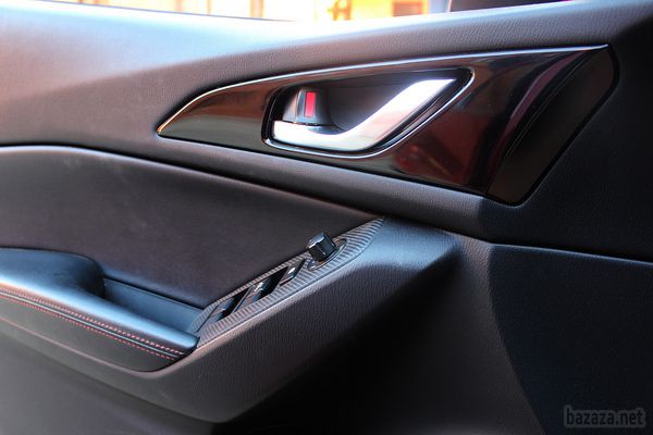 Нова проекція. Тест-драйв Mazda3. Mazda3 в третьому поколінні приїхала підкорювати український ринок всього півроку тому і позиціонується як компроміс між динамікою, комфортом і доступною ціною. Редакція взяла Mazda3 2013 модельного року на тривалий тест, щоб переконатися, чи виправдовує «трійка» покладені на неї очікування.