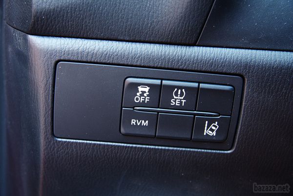Нова проекція. Тест-драйв Mazda3. Mazda3 в третьому поколінні приїхала підкорювати український ринок всього півроку тому і позиціонується як компроміс між динамікою, комфортом і доступною ціною. Редакція взяла Mazda3 2013 модельного року на тривалий тест, щоб переконатися, чи виправдовує «трійка» покладені на неї очікування.