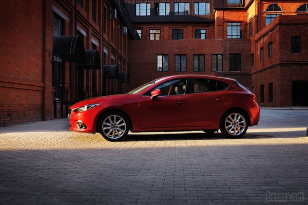 Нова проекція. Тест-драйв Mazda3. Mazda3 в третьому поколінні приїхала підкорювати український ринок всього півроку тому і позиціонується як компроміс між динамікою, комфортом і доступною ціною. Редакція взяла Mazda3 2013 модельного року на тривалий тест, щоб переконатися, чи виправдовує «трійка» покладені на неї очікування.