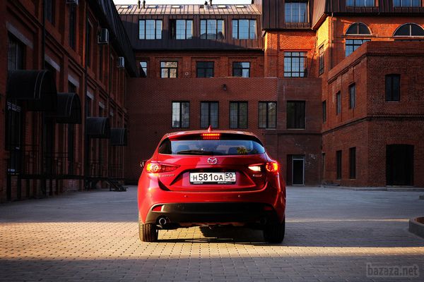 Нова проекція. Тест-драйв Mazda3. Mazda3 в третьому поколінні приїхала підкорювати український ринок всього півроку тому і позиціонується як компроміс між динамікою, комфортом і доступною ціною. Редакція взяла Mazda3 2013 модельного року на тривалий тест, щоб переконатися, чи виправдовує «трійка» покладені на неї очікування.