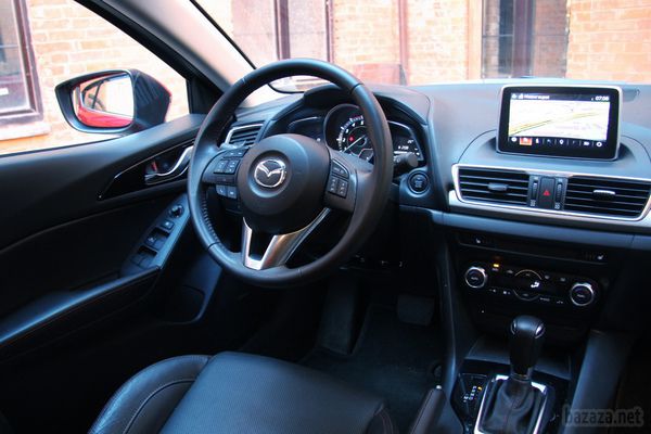Нова проекція. Тест-драйв Mazda3. Mazda3 в третьому поколінні приїхала підкорювати український ринок всього півроку тому і позиціонується як компроміс між динамікою, комфортом і доступною ціною. Редакція взяла Mazda3 2013 модельного року на тривалий тест, щоб переконатися, чи виправдовує «трійка» покладені на неї очікування.