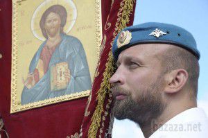 Автопробіг в Луганську православних десантників. Луганські бойовики відзначили "День ВДВ" автопробігом по спорожнілому місті. А над головами "десантників" розвивалися православні прапори.
