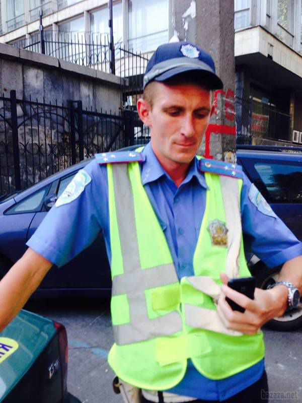 На запитання чи бере він хабарі? Інспектор ДАІ відповів просто: "А ти заздриш? Беру!"