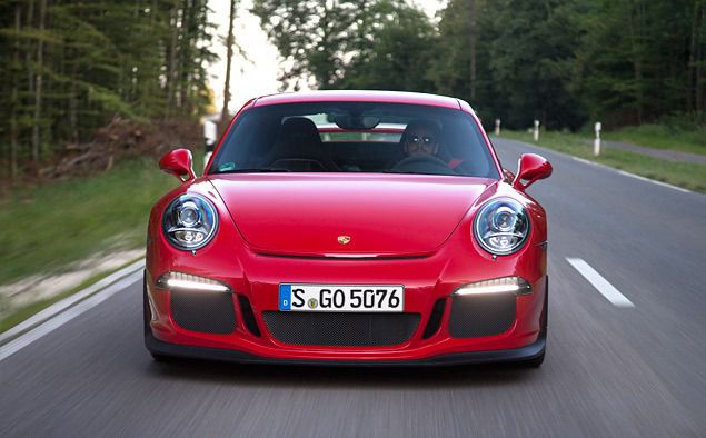 Тест трекового суперкара Porsche 911 GT3. На заході Porsche Experience на випробувальному полігоні в Альденховене машин багато