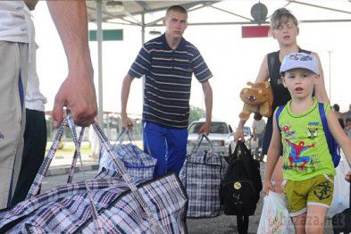 Маріуполь не справляється з потоком біженців із зони АТО. У Маріуполя не припиняють прибувати біженці з зони АТО. Людей настільки багато, що соціальні служби вже просто не справляються з потоком приїжджих, з житлом також виникають проблеми.