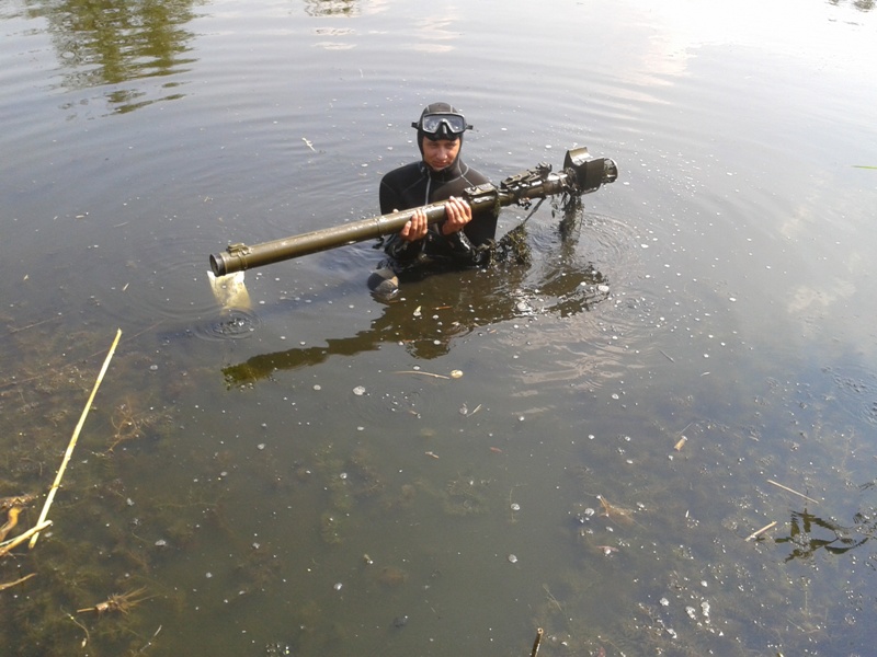 Співробітники ДСНС вилучили ПЗРК "Ігла" з водойми Слов'янська Донецької області. Співробітники Державної служби з надзвичайних ситуацій 4 серпня вилучили з водойми Слов'янська Донецької області переносний зенітний ракетний комплекс "Ігла".