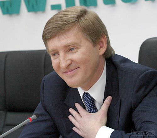 Ахметов створив гуманітарний штаб для допомоги жителям Донбасу. У штабі, створеному на базі Благодійного фонду бізнесмена Ріната Ахметова, будуть займатися евакуацією мешканців Донбасу, розміщувати людей у місцях тимчасового проживання, а також надавати матеріальну допомогу сім'ям загиблих.