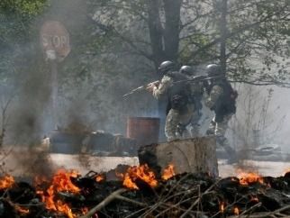 РНБО: Українські військові продовжують операцію по звільненню Мар'їнки. Мар'їнка має стратегічне значення для того, щоб повністю перекрити Донецьк від Луганська, заявив спікер РНБО Андрій Лисенко.