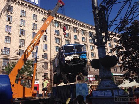 Комунальники почали прибирати барикади на Майдані, активісти підпалили шини. Працівники комунальний служб розчищають проїжджу частину на Хрещатику.