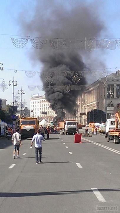 Комунальники почали прибирати барикади на Майдані, активісти підпалили шини. Працівники комунальний служб розчищають проїжджу частину на Хрещатику.