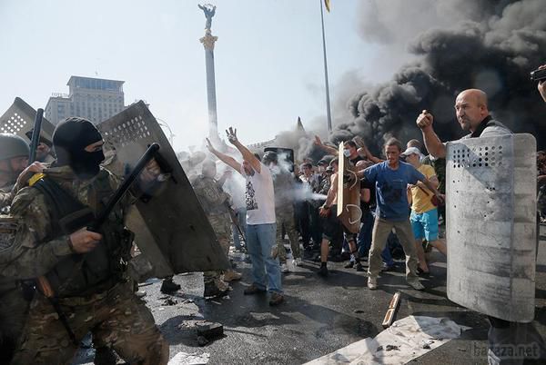 Люди з Майдану закидають камінням і коктейлями Молотова бійців спецбатальйону "Київ-1". Силовики знайшли в наметах на Майдані гранати, ножі, кийки і горілку.