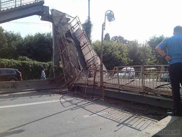 На вулиці Електриків у Києві впав міст. У Києві на вулиці Електриків стався обвал пішохідного мосту.