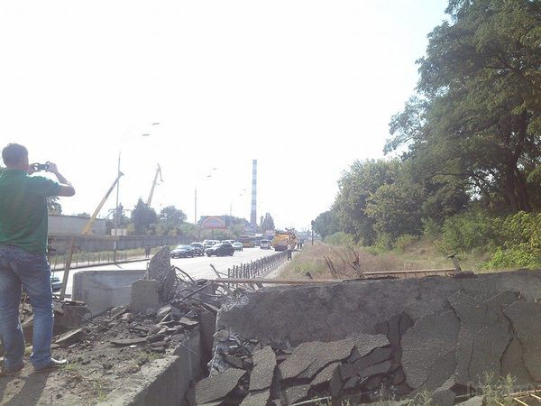 На вулиці Електриків у Києві впав міст. У Києві на вулиці Електриків стався обвал пішохідного мосту.