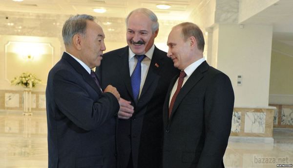 Путін закликав Лукашенко і Назарбаєва захистити економіку РФ. Президент РФ Путін сьогодні в телефонному режимі заручився підтримкою Лукашенка і Назарбаєва у вирішенні «товарної війни» із Заходом, а також закликав їх сприяти припиненню української кризи.