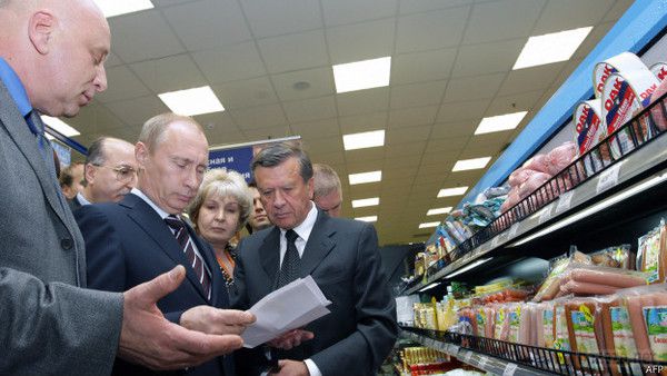 Росія відповіла на санкції забороною ввезення продуктів. Президент Росії Володимир Путін підписав указ про застосування спеціальних економічних заходів "з метою захисту національних інтересів країни.