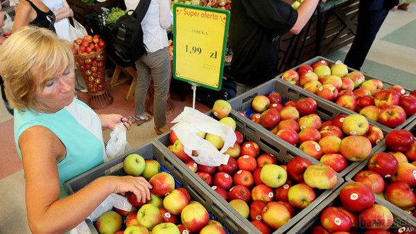 Росія відповіла на санкції забороною ввезення продуктів. Президент Росії Володимир Путін підписав указ про застосування спеціальних економічних заходів "з метою захисту національних інтересів країни.