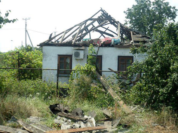 Обстановка в Донецьку 07.08.14 (фото, відео). Ранок 7 серпня почалося з обстрілу району перетину пр. Панфілова та вул. Рози Люксембург. Руйнування були нанесені торговому дому «Купецький» (вулиця Рози Люксембург 86), багатоповерхових будівель по вулиці Рози Люксембург №№ 72, 75, 86. Поврежденно будівлю Донецької міської клінічної лікарні №1 (лікарні Вишневського).