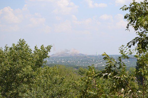 Обстановка в Донецьку 07.08.14 (фото, відео). Ранок 7 серпня почалося з обстрілу району перетину пр. Панфілова та вул. Рози Люксембург. Руйнування були нанесені торговому дому «Купецький» (вулиця Рози Люксембург 86), багатоповерхових будівель по вулиці Рози Люксембург №№ 72, 75, 86. Поврежденно будівлю Донецької міської клінічної лікарні №1 (лікарні Вишневського).