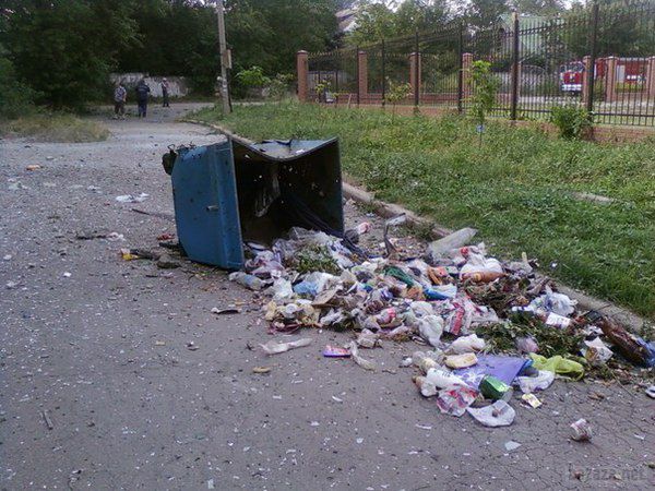 Обстановка в Донецьку 07.08.14 (фото, відео). Ранок 7 серпня почалося з обстрілу району перетину пр. Панфілова та вул. Рози Люксембург. Руйнування були нанесені торговому дому «Купецький» (вулиця Рози Люксембург 86), багатоповерхових будівель по вулиці Рози Люксембург №№ 72, 75, 86. Поврежденно будівлю Донецької міської клінічної лікарні №1 (лікарні Вишневського).