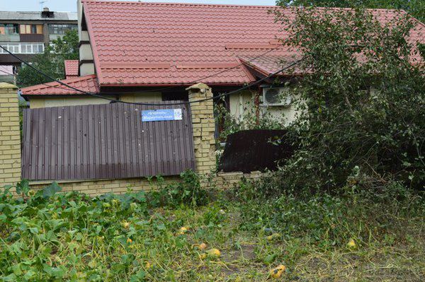 Обстановка в Донецьку 07.08.14 (фото, відео). Ранок 7 серпня почалося з обстрілу району перетину пр. Панфілова та вул. Рози Люксембург. Руйнування були нанесені торговому дому «Купецький» (вулиця Рози Люксембург 86), багатоповерхових будівель по вулиці Рози Люксембург №№ 72, 75, 86. Поврежденно будівлю Донецької міської клінічної лікарні №1 (лікарні Вишневського).