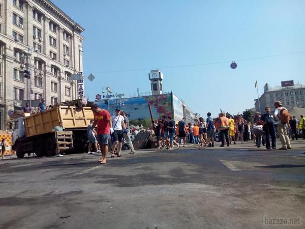 На Майдані почалося генеральне прибирання. У Києві на Майдані почалася генеральне прибирання. Учасники Майдану і комунальники почали очищати територію біля сцени. Вони змітають і збирають до купи залишки згорілих покришок.