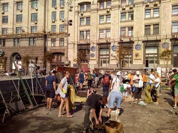 На Майдані почалося генеральне прибирання. У Києві на Майдані почалася генеральне прибирання. Учасники Майдану і комунальники почали очищати територію біля сцени. Вони змітають і збирають до купи залишки згорілих покришок.
