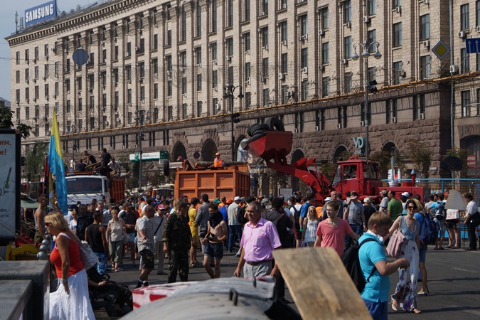 До Майдану підтягнулися люди в камуфляжі, обстановка загострюється. На Майдані вже зібралася величезна кількість людей. Комунальники зносять намети, люди обурюються.