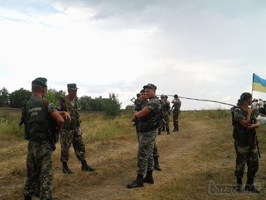 В Одеській області українські військові зміцнюють кордон з Придністров'ям.. Війська берегової охорони Військово-морських сил України спільно з добровільними батальйонами та прикордонниками проводять маневри в районі Котовська.