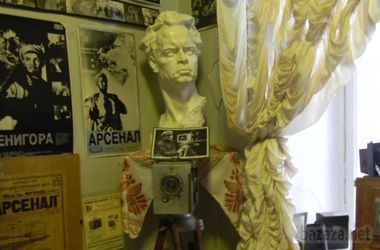 У коридорах музею Одеської кіностудії витає дух Гліба Жеглова, Електроніка і д'Артаньяна. Цього року Одеська кіностудія відзначає своє 95-річчя. МИ вирішили привітати майстрів вітчизняної індустрії кіно, а заодно заглянути в музей кіно. 