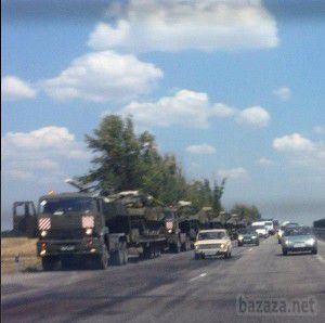 На Ростовській трасі помічена колона бойової техніки РФ (фотофакт). Сьогодні, 10 серпня, близько 13.00 на трасі М4 у Ростовській області була помічена колона вантажівок з причепами, на яких занурені танки.