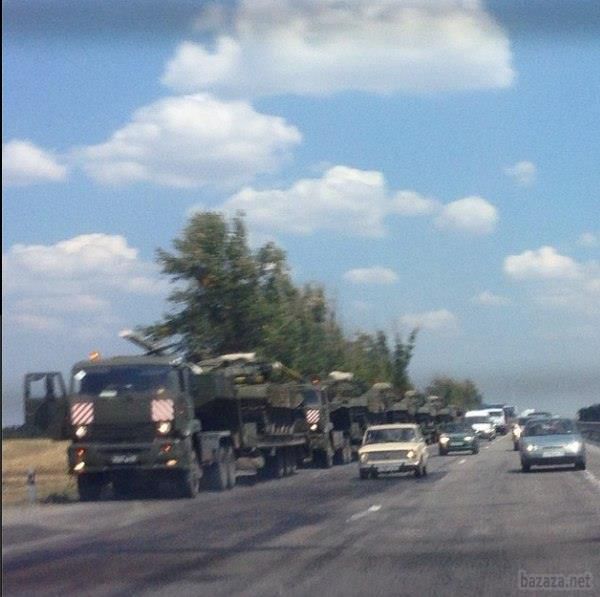 На Ростовській трасі помічена колона бойової техніки РФ (фотофакт). Сьогодні, 10 серпня, близько 13.00 на трасі М4 у Ростовській області була помічена колона вантажівок з причепами, на яких занурені танки.