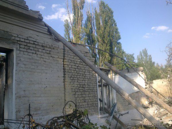 Руйнування в Шахтарську (фото). У мережі з'являються фотографії руйнувань в окупованому терористами Шахтарську. В місті вже не перший день великі проблеми з електрикою і водою, а також зв'язком.