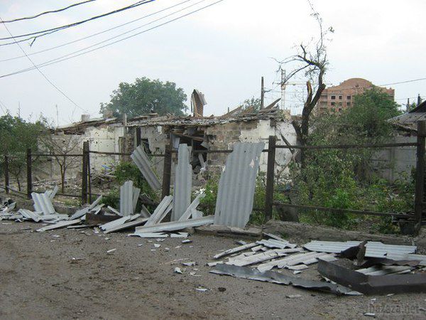 Руйнування в приватному секторі біля 18 лікарні в Донецьку (фото). Донеччани в соцмережах продовжують викладати фото руйнувань у різних районах міста.